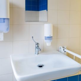 Łazienka szpitalna — umywalka z baterią i dozownikiem ręczników papierowych