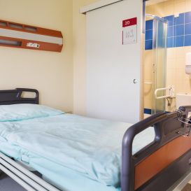 Sala szpitalna — regulowane łóżko pacjenta z zasłoną działową